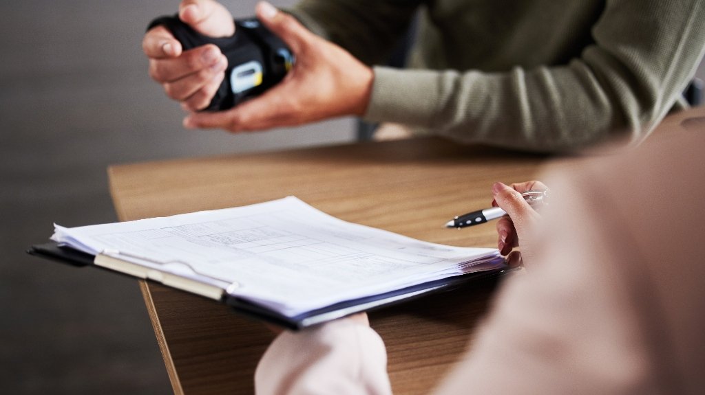 Illinois Personal Injury Lawyer Consulting Client With Hand Injury Illinois Personal Injury Lawyer Consulting Client With Hand Injury