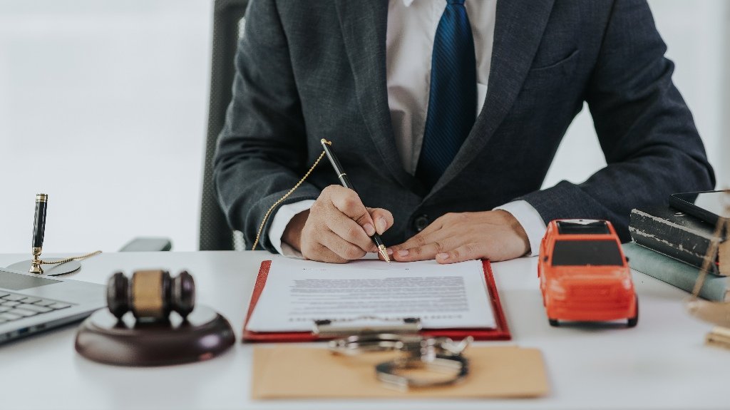 Judge male hand with car and documents_s Illinois law governing car accidents involving pedestrians explained